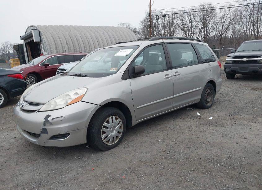 Photo 2 of 2007 Toyota Sienna CE (VIN 5TDZK23C27S061389)