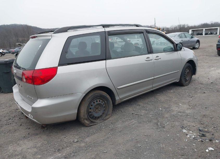 Photo 4 of 2007 Toyota Sienna CE (VIN 5TDZK23C27S061389)