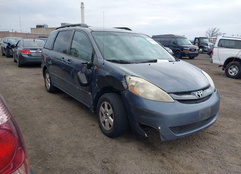 2007 Toyota Sienna LE (VIN 5TDZK23C37S010256) main photo