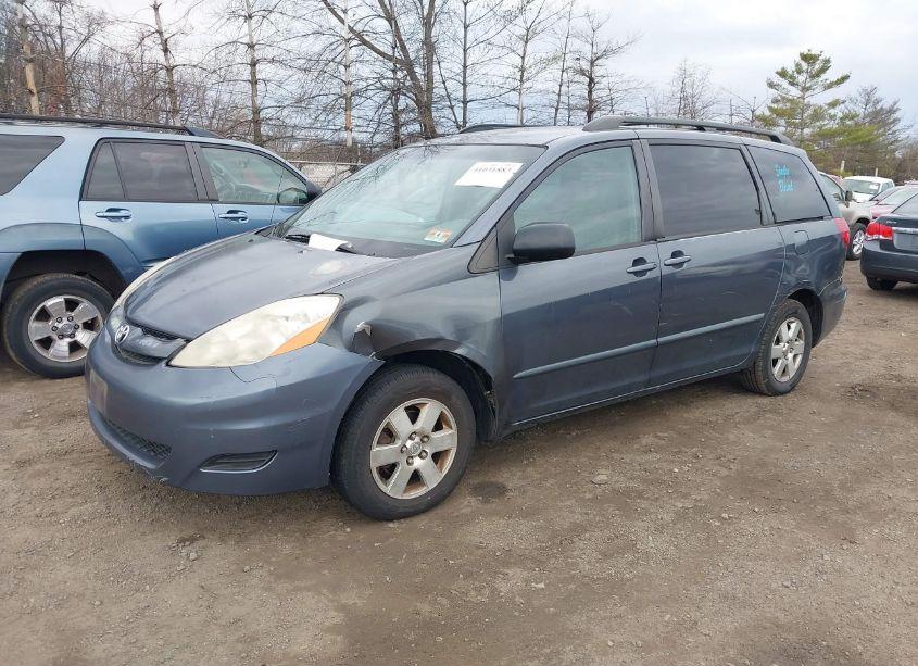 Photo 2 of 2007 Toyota Sienna LE (VIN 5TDZK23C37S010256)