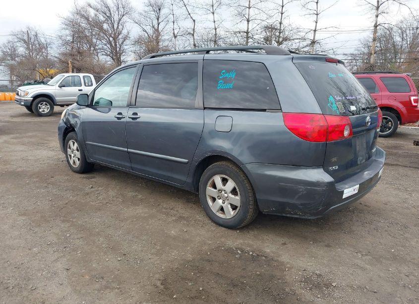 Photo 3 of 2007 Toyota Sienna LE (VIN 5TDZK23C37S010256)