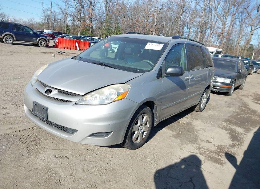 Photo 2 of 2007 Toyota Sienna LE (VIN 5TDZK23C37S024495)
