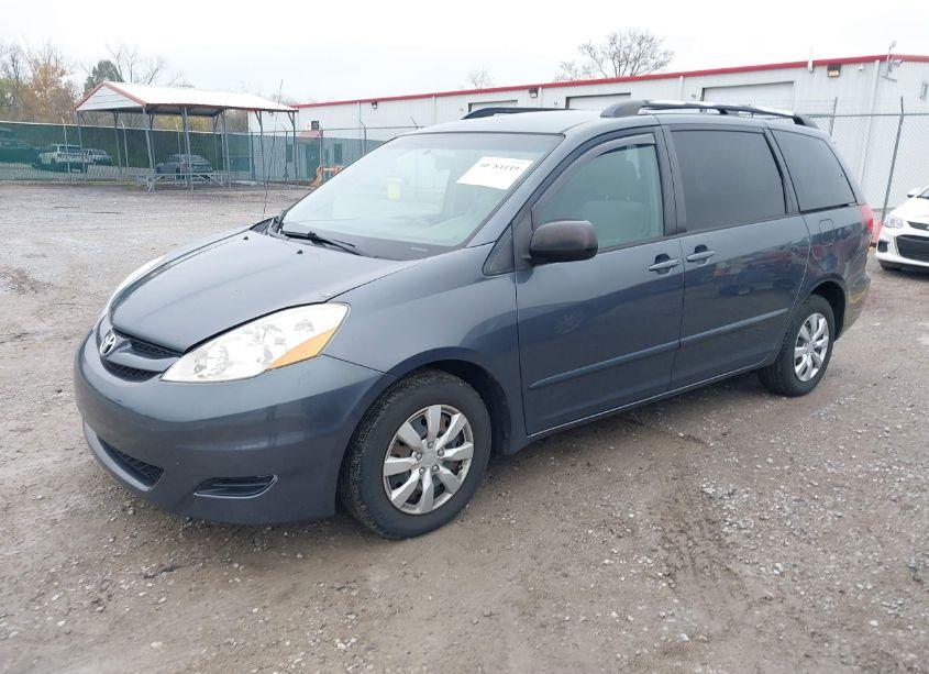 Photo 2 of 2007 Toyota Sienna LE (VIN 5TDZK23C37S052460)