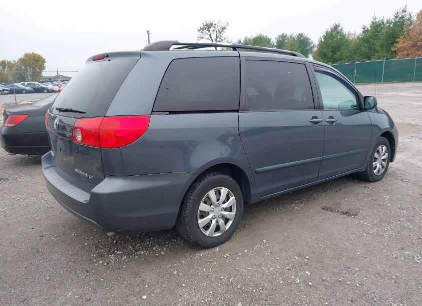 Photo 4 of 2007 Toyota Sienna LE (VIN 5TDZK23C37S052460)