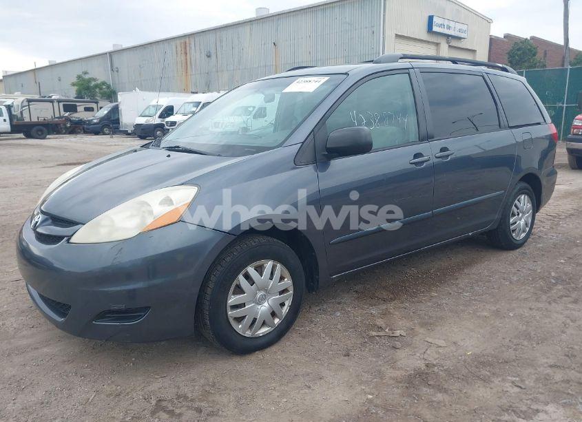 Photo 2 of 2007 Toyota Sienna LE (VIN 5TDZK23C37S058856)
