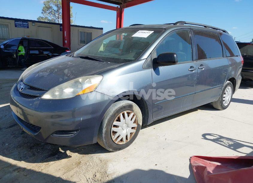 Photo 2 of 2007 Toyota Sienna LE (VIN 5TDZK23C57S011117)