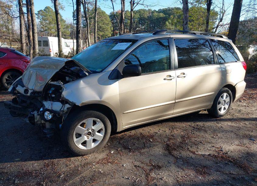 Photo 2 of 2007 Toyota Sienna LE (VIN 5TDZK23C57S014826)