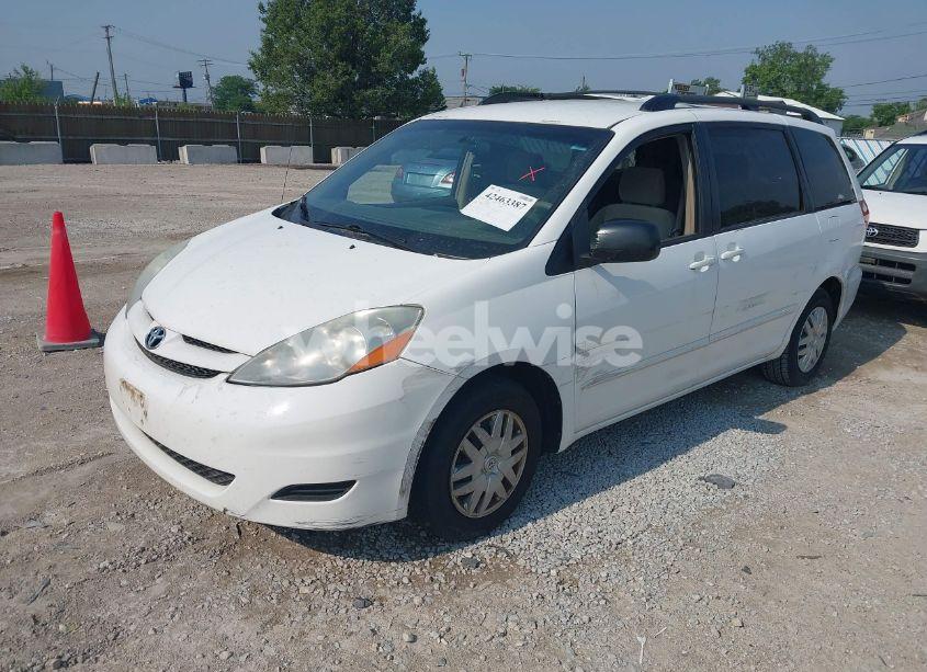 Photo 2 of 2007 Toyota Sienna LE (VIN 5TDZK23C57S049348)