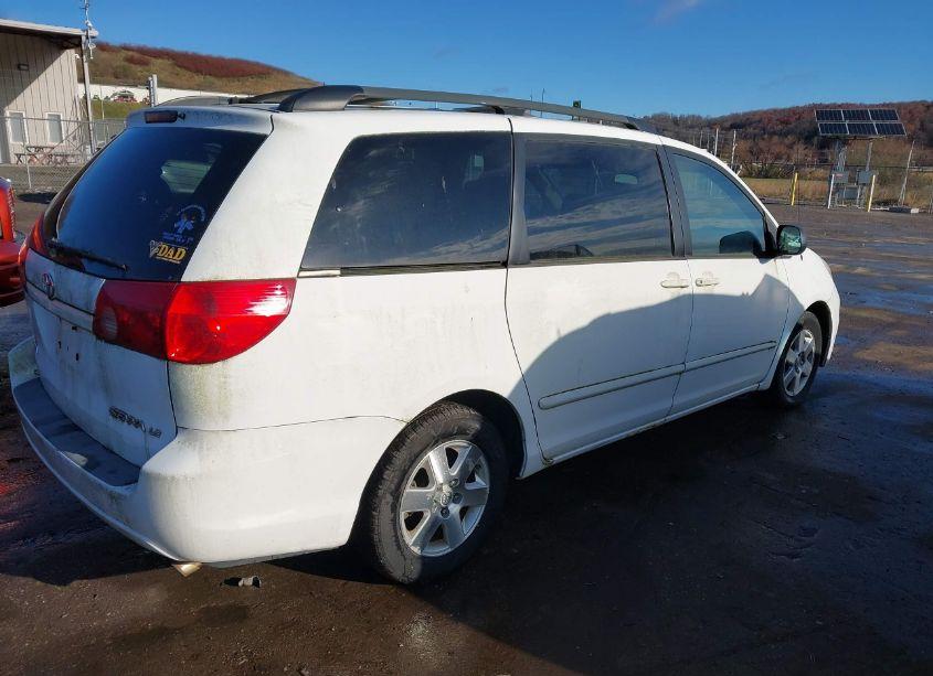 Photo 4 of 2007 Toyota Sienna LE (VIN 5TDZK23C57S061564)