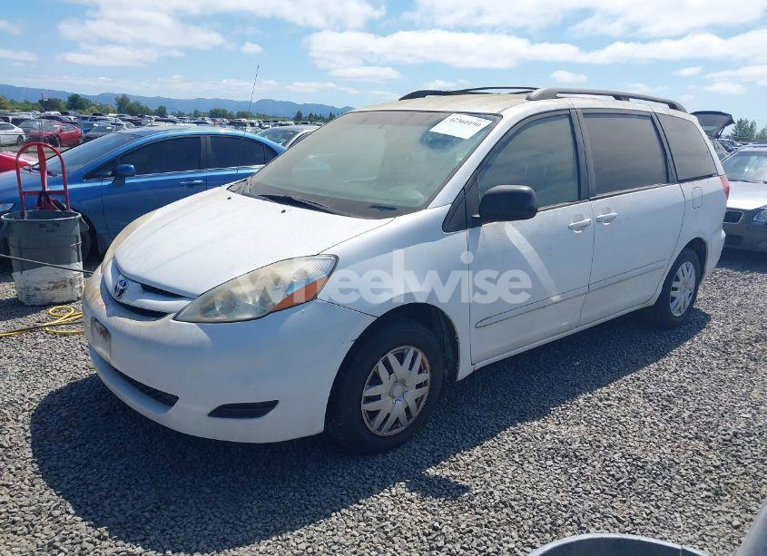 Photo 2 of 2007 Toyota Sienna LE (VIN 5TDZK23C67S012339)