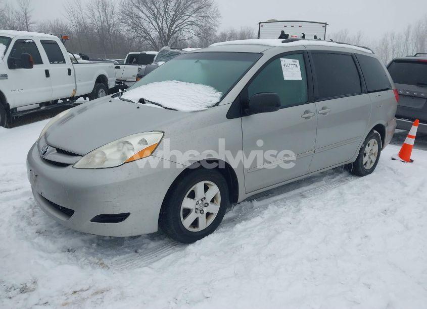 Photo 2 of 2007 Toyota Sienna LE (VIN 5TDZK23C67S032476)