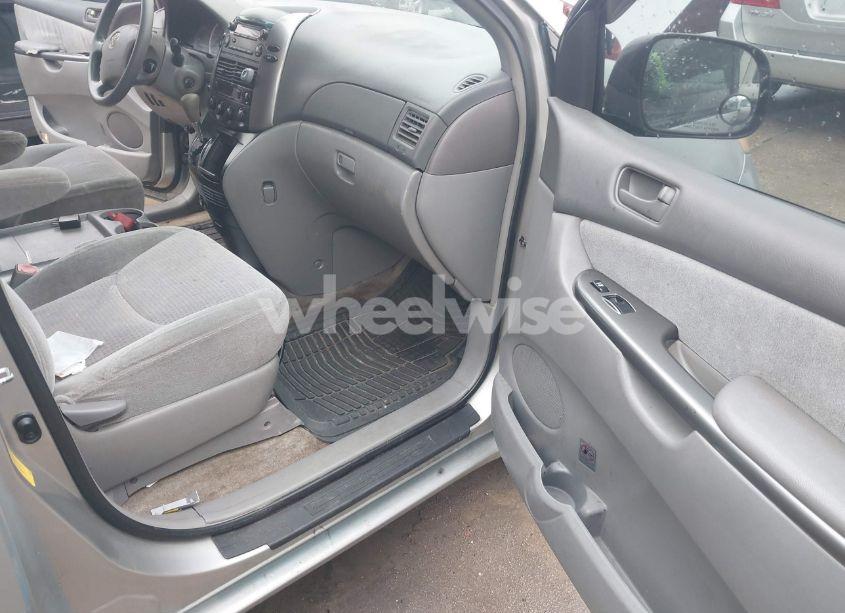 Photo 5 of 2009 Toyota Sienna CE (VIN 5TDZK23C69S242935)