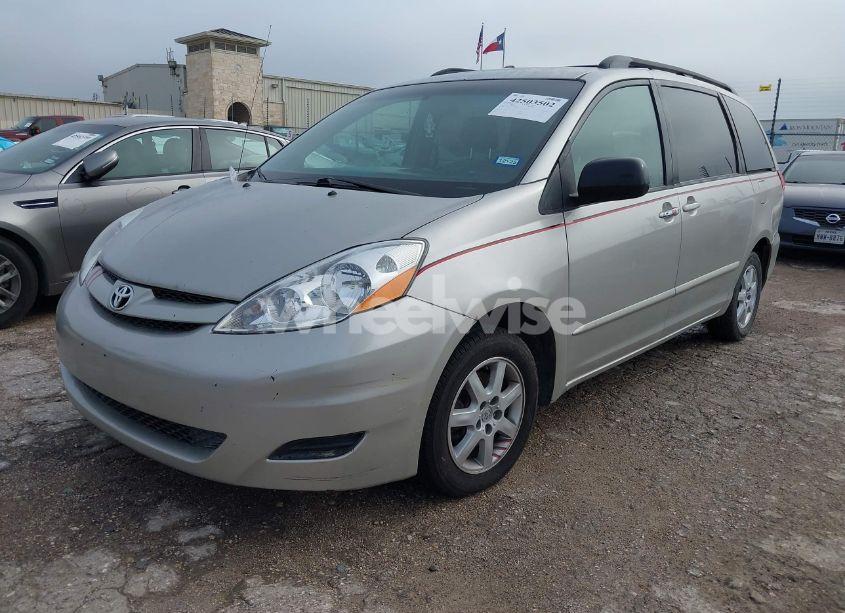 Photo 2 of 2007 Toyota Sienna LE (VIN 5TDZK23C87S008888)