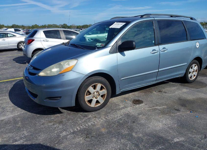 Photo 2 of 2007 Toyota Sienna LE (VIN 5TDZK23C87S047089)
