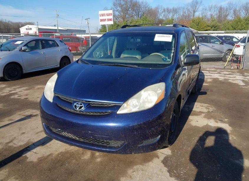 Photo 2 of 2007 Toyota Sienna LE (VIN 5TDZK23C97S064645)