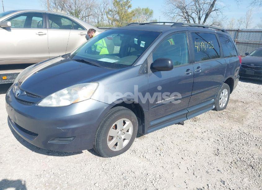 Photo 2 of 2007 Toyota Sienna LE (VIN 5TDZK23C97S078643)