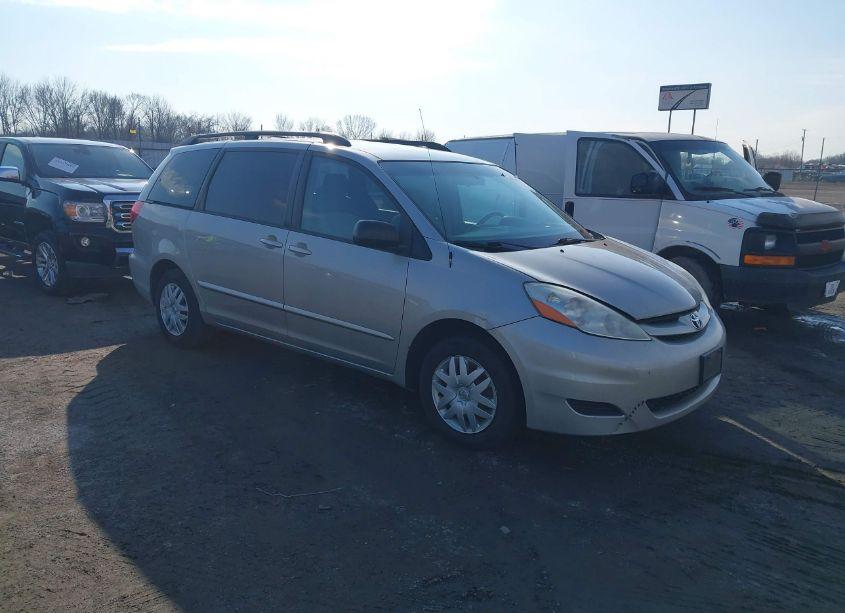 2007 Toyota Sienna LE (VIN 5TDZK23CX7S004647) main photo