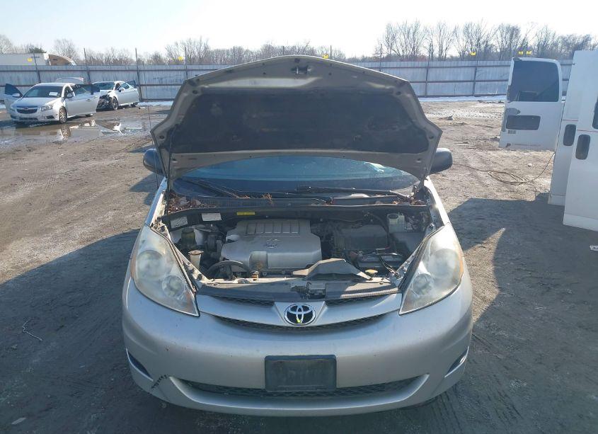 Photo 10 of 2007 Toyota Sienna LE (VIN 5TDZK23CX7S004647)