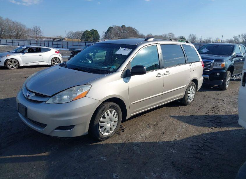 Photo 2 of 2007 Toyota Sienna LE (VIN 5TDZK23CX7S004647)