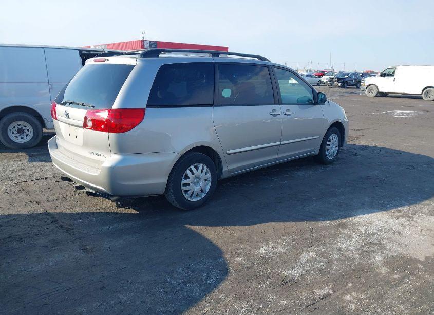 Photo 4 of 2007 Toyota Sienna LE (VIN 5TDZK23CX7S004647)