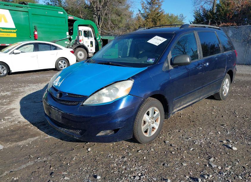 Photo 2 of 2007 Toyota Sienna LE (VIN 5TDZK23CX7S064945)