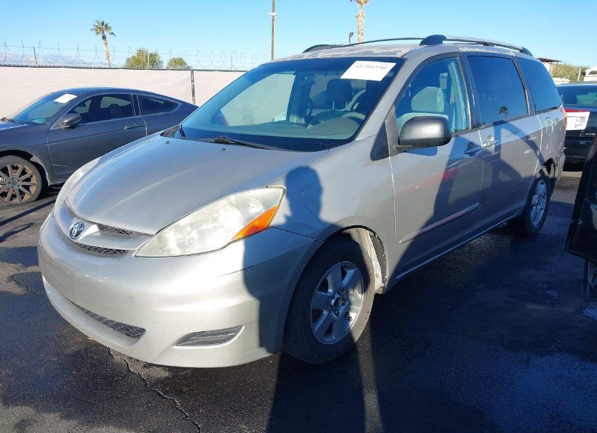 Photo 2 of 2008 Toyota Sienna LE (VIN 5TDZK23CX8S135739)