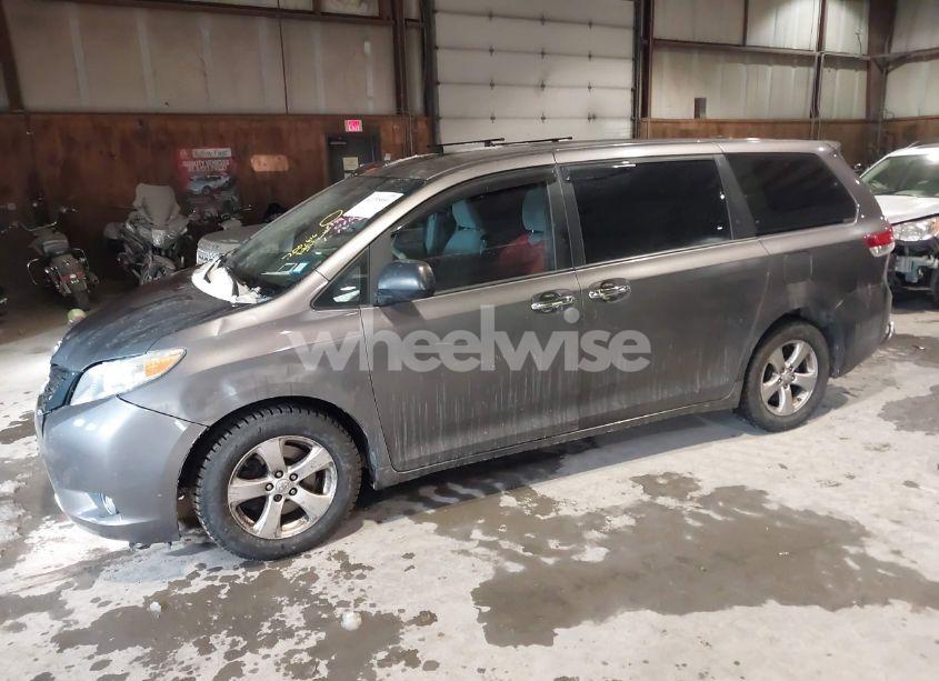 Photo 2 of 2013 Toyota Sienna L V6 7 PASSENGER (VIN 5TDZK3DC0DS286197)