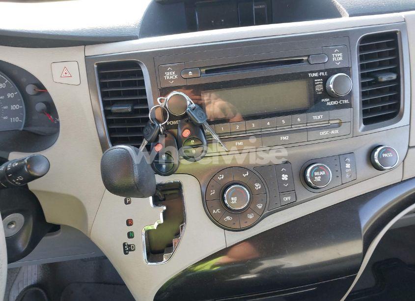 Photo 11 of 2011 Toyota Sienna BASE V6 (VIN 5TDZK3DC1BS016666)