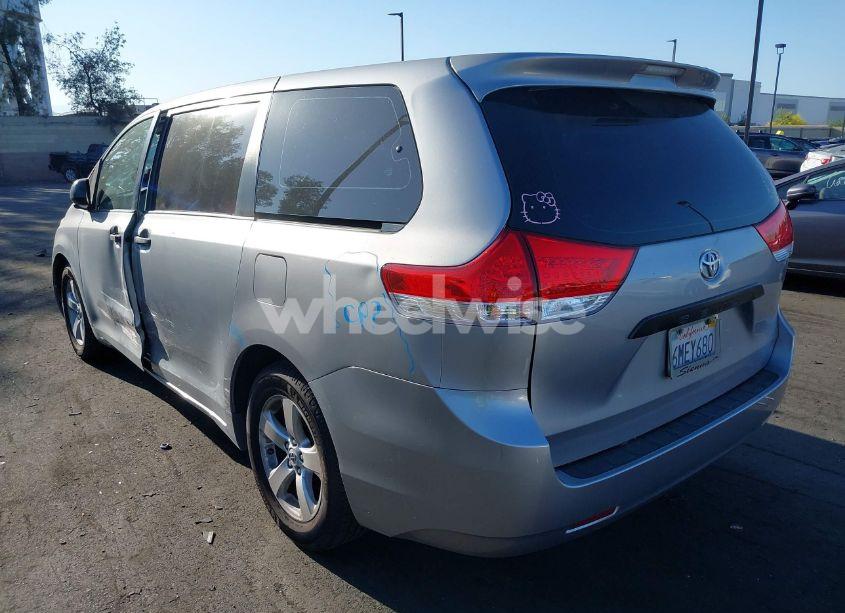 Photo 3 of 2011 Toyota Sienna BASE V6 (VIN 5TDZK3DC1BS016666)