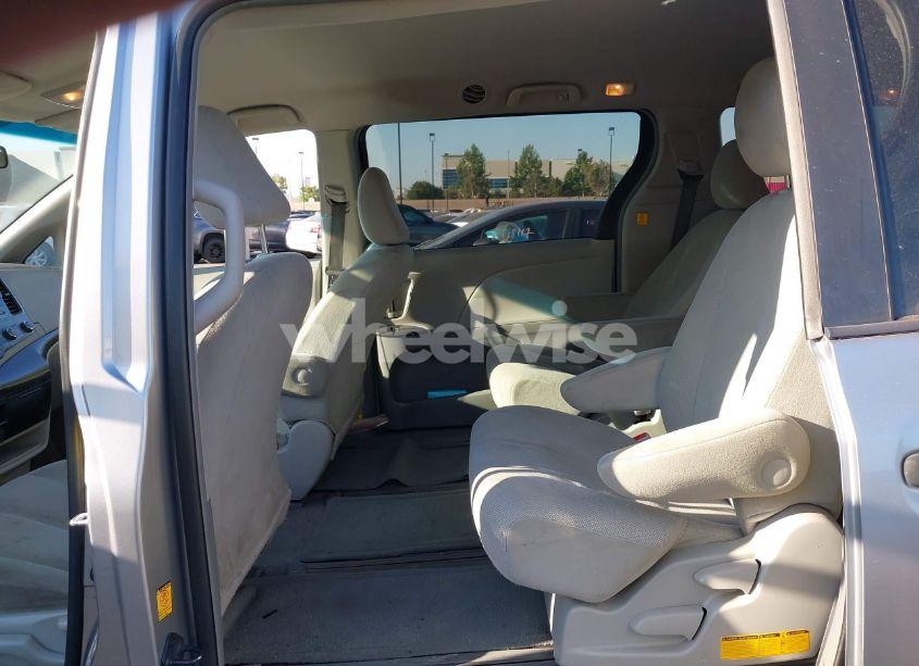 Photo 8 of 2011 Toyota Sienna BASE V6 (VIN 5TDZK3DC1BS016666)