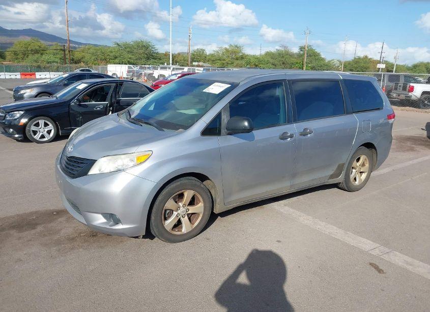 Photo 2 of 2011 Toyota Sienna BASE V6 (VIN 5TDZK3DC1BS035749)