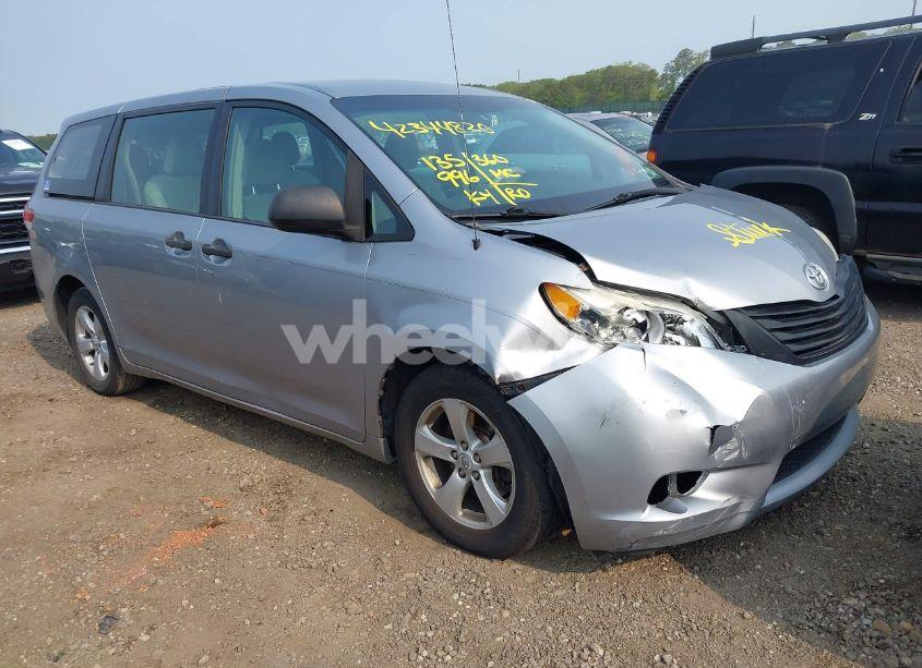 2011 Toyota Sienna BASE V6 (VIN 5TDZK3DC1BS090217) main photo
