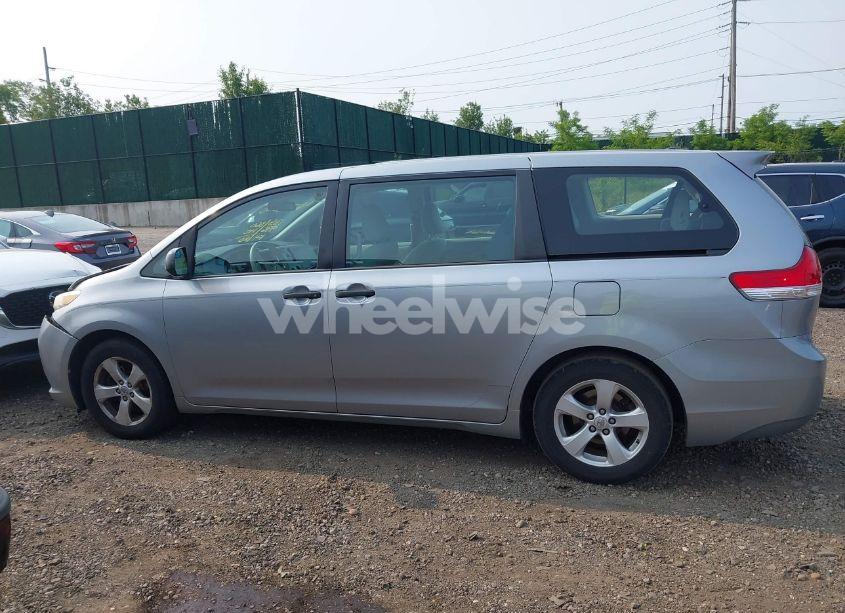 Photo 14 of 2011 Toyota Sienna BASE V6 (VIN 5TDZK3DC1BS090217)