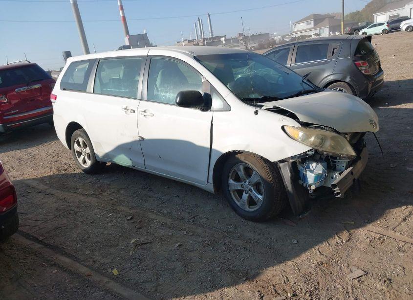 2011 Toyota Sienna BASE V6 (VIN 5TDZK3DC2BS027823) main photo