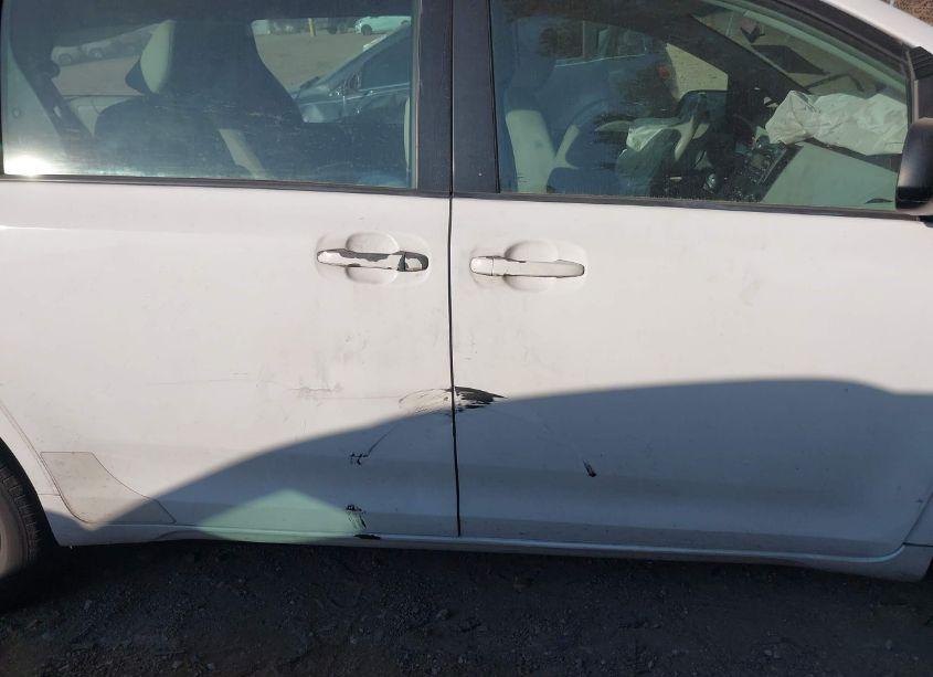 Photo 13 of 2011 Toyota Sienna BASE V6 (VIN 5TDZK3DC2BS027823)