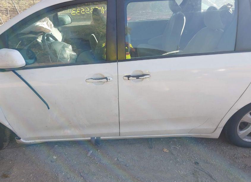 Photo 14 of 2011 Toyota Sienna BASE V6 (VIN 5TDZK3DC2BS027823)