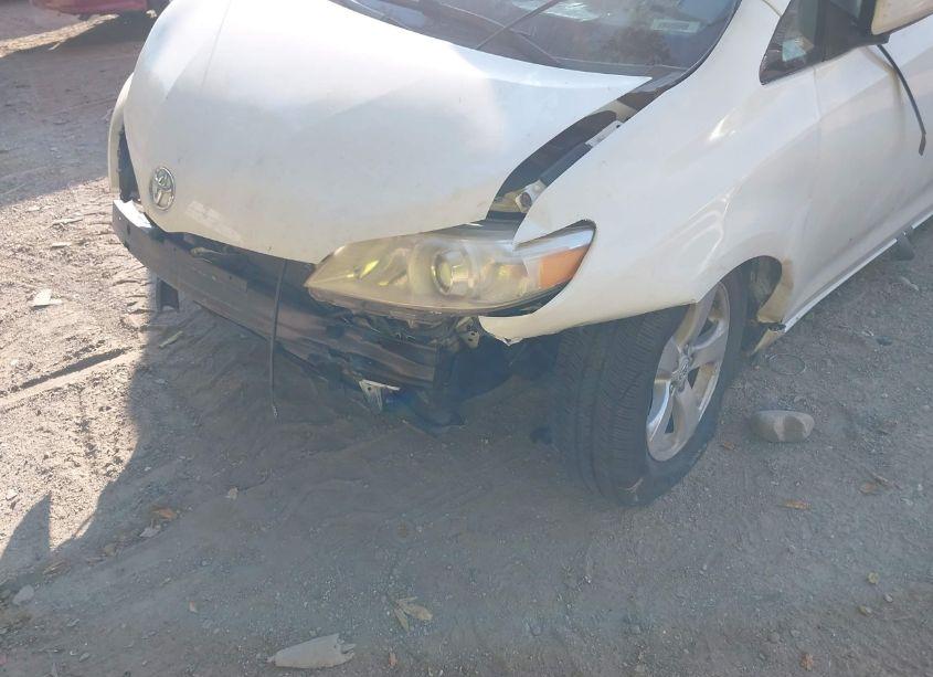 Photo 6 of 2011 Toyota Sienna BASE V6 (VIN 5TDZK3DC2BS027823)