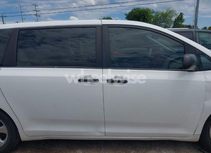 Photo 13 of 2013 Toyota Sienna (VIN 5TDZK3DC2DS292129)