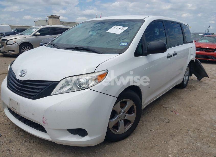 Photo 2 of 2013 Toyota Sienna (VIN 5TDZK3DC2DS292129)