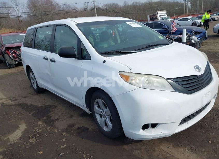 2011 Toyota Sienna BASE V6 (VIN 5TDZK3DC3BS058823) main photo