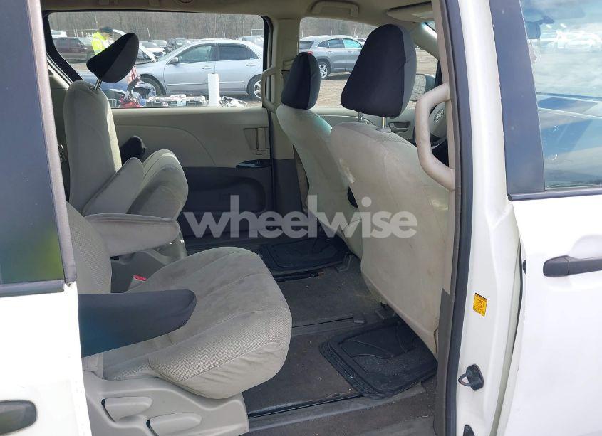 Photo 8 of 2011 Toyota Sienna BASE V6 (VIN 5TDZK3DC3BS058823)