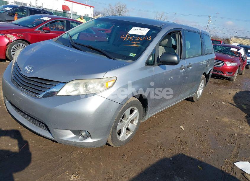 Photo 2 of 2011 Toyota Sienna BASE V6 (VIN 5TDZK3DC4BS022350)