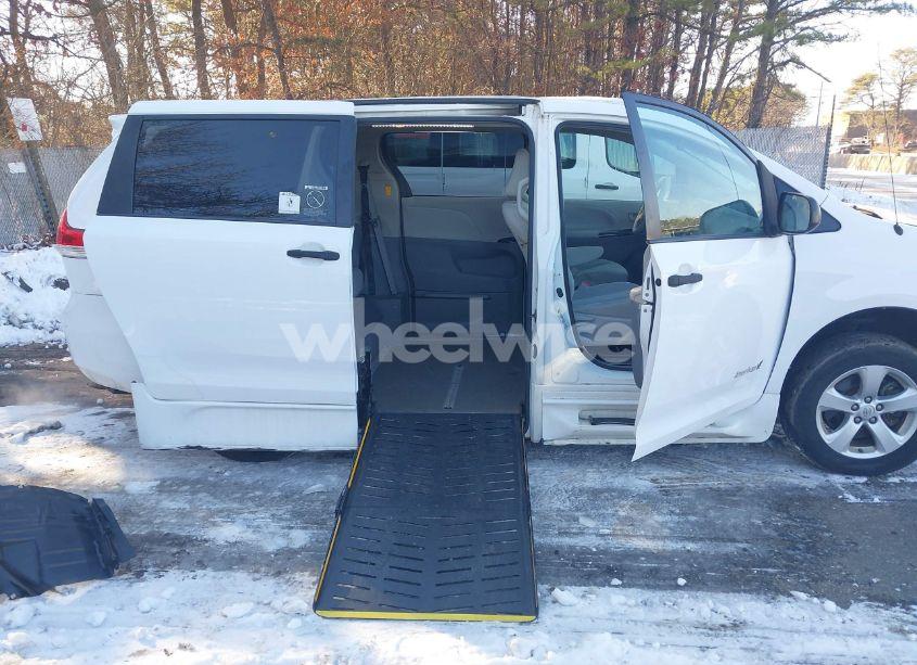 Photo 18 of 2014 Toyota Sienna L V6 7 PASSENGER (VIN 5TDZK3DC4ES441934)