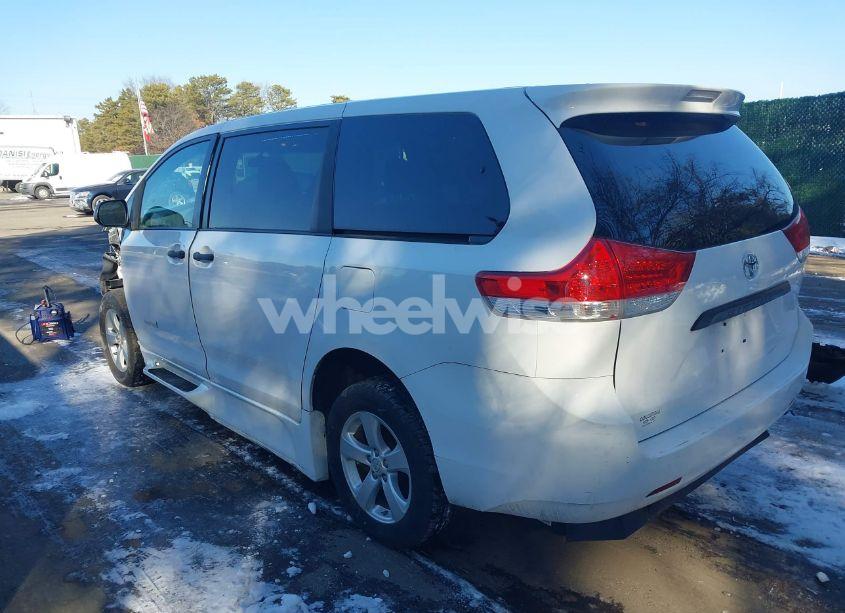 Photo 3 of 2014 Toyota Sienna L V6 7 PASSENGER (VIN 5TDZK3DC4ES441934)