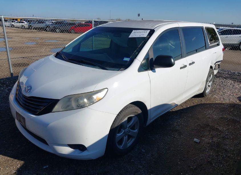 Photo 2 of 2014 Toyota Sienna L V6 7 PASSENGER (VIN 5TDZK3DC4ES467966)