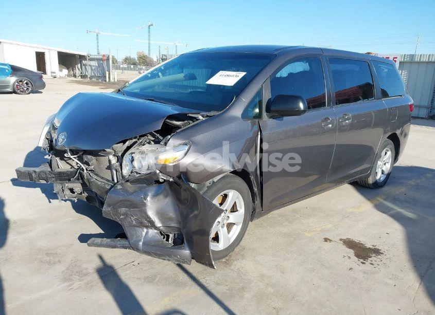 Photo 2 of 2016 Toyota Sienna L 7 PASSENGER (VIN 5TDZK3DC4GS726572)