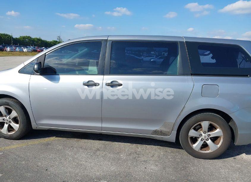 Photo 14 of 2011 Toyota Sienna BASE V6 (VIN 5TDZK3DC6BS028411)