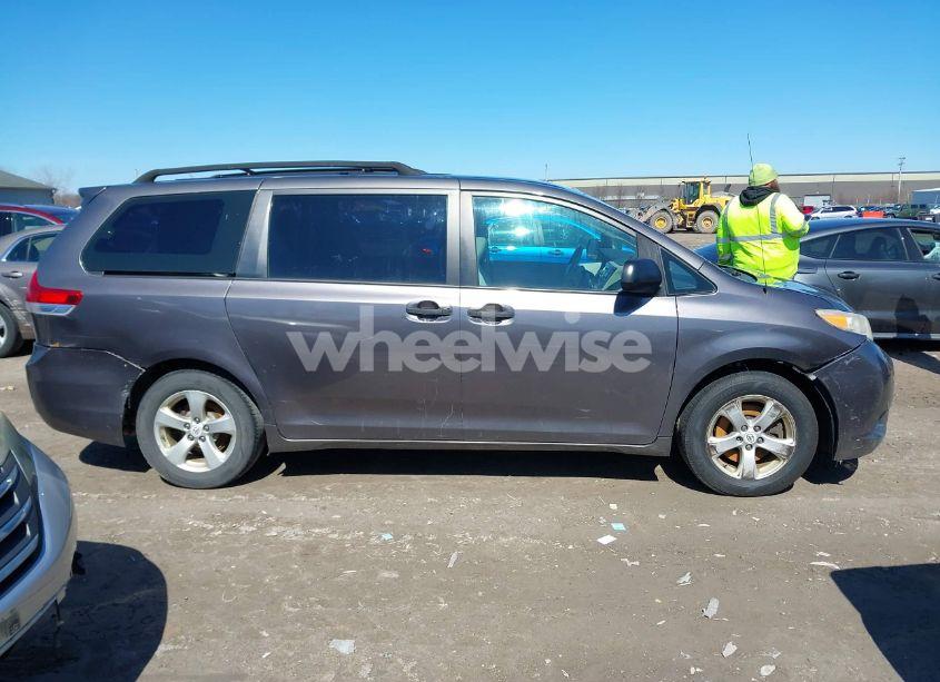 Photo 13 of 2011 Toyota Sienna BASE V6 (VIN 5TDZK3DC6BS125737)