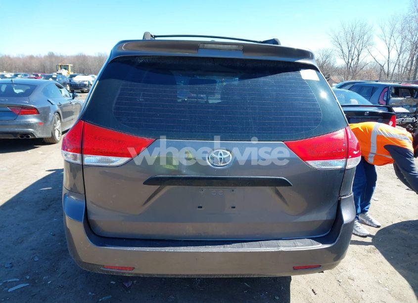 Photo 16 of 2011 Toyota Sienna BASE V6 (VIN 5TDZK3DC6BS125737)