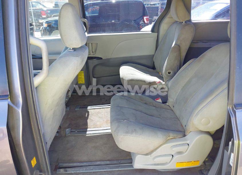 Photo 8 of 2011 Toyota Sienna BASE V6 (VIN 5TDZK3DC6BS125737)